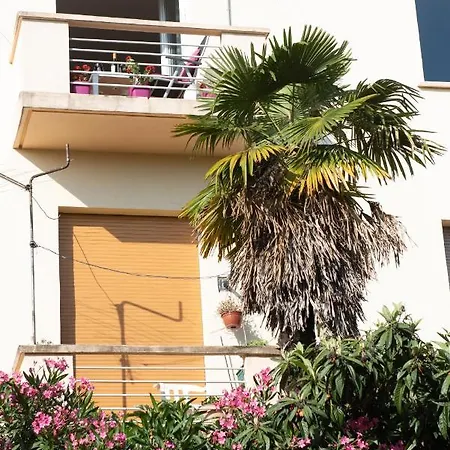 Apartment Lari *